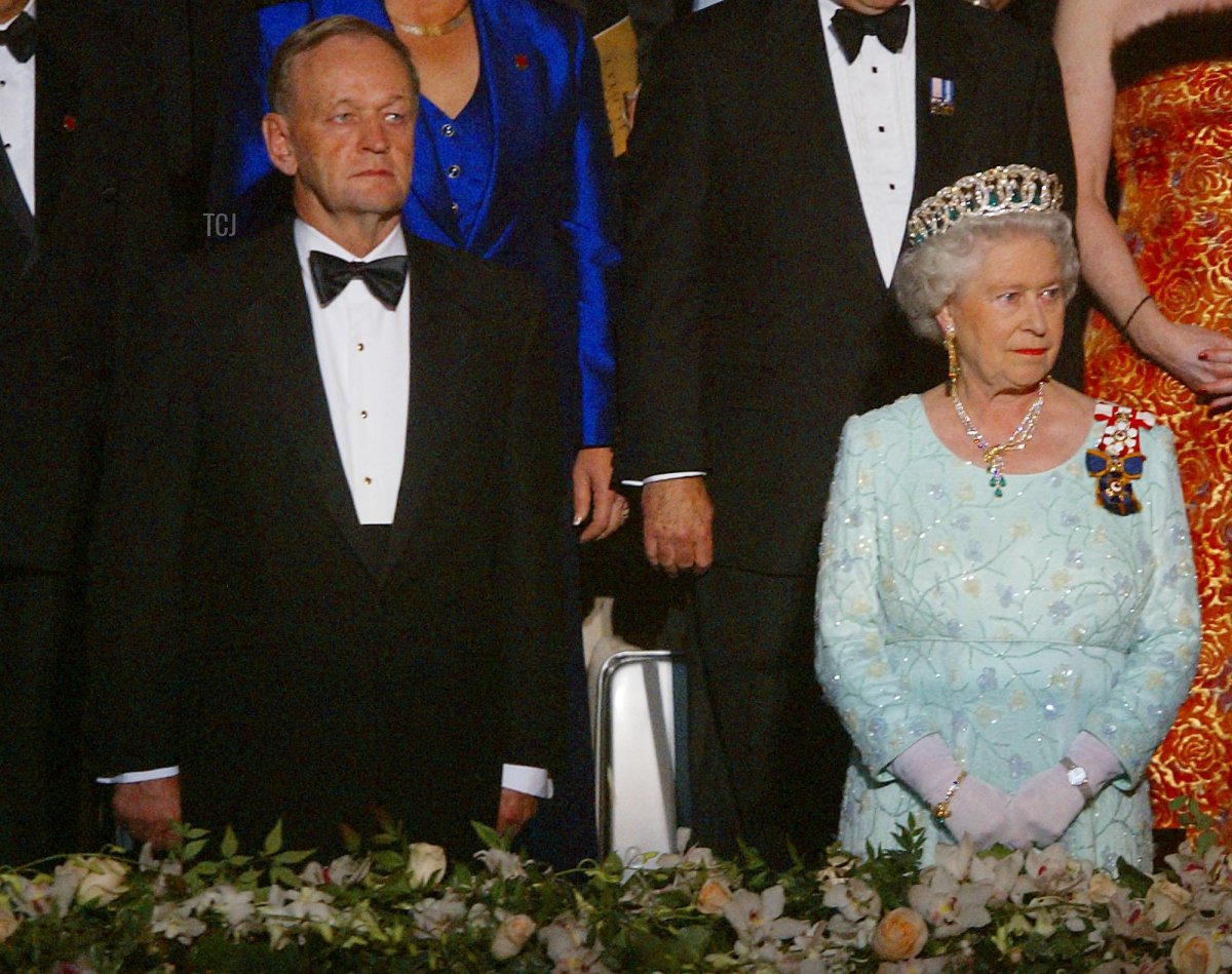 La regina Elisabetta II insieme al Primo Ministro Jean Chretien nel Box Reale prima di un gala a Toronto il 10 ottobre 2002