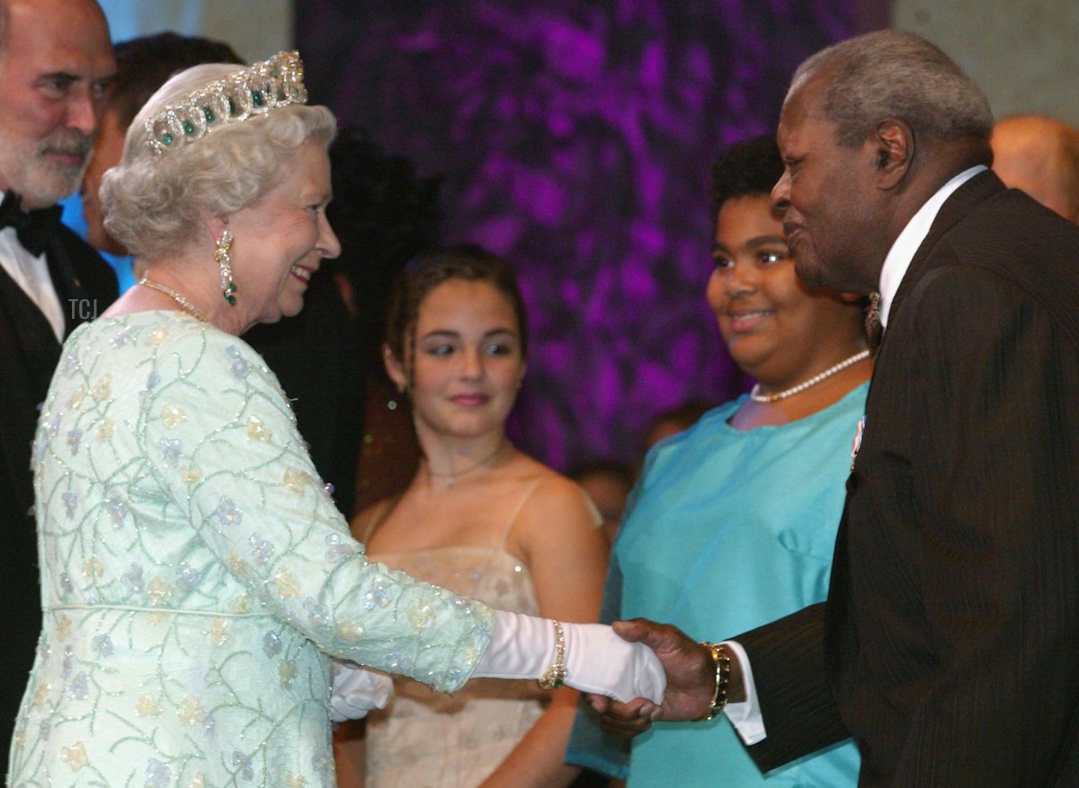 La Regina Elisabetta II incontra il pianista jazz Oscar Peterson al Roy Thomson Hall dopo una performance di gala a Toronto, il 10 ottobre 2002