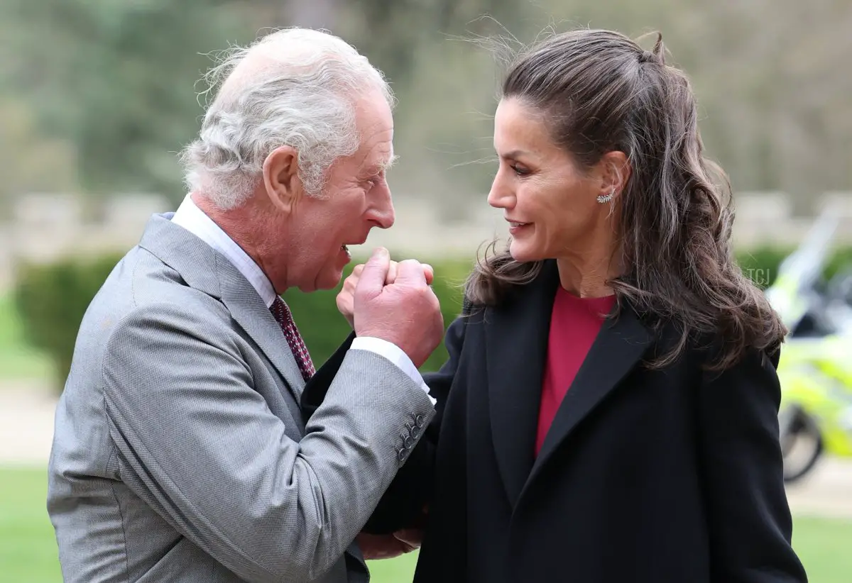 Il Principe Carlo bacia la mano della Regina Letizia di Spagna durante il loro arrivo al Castello di Auckland il 5 aprile 2022