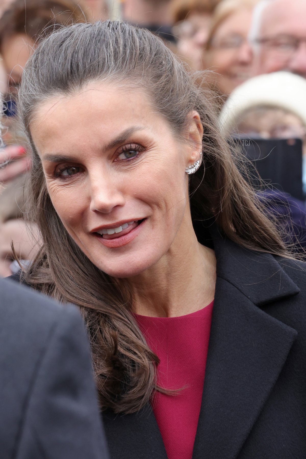 La Regina Letizia di Spagna lascia la Galleria d'Arte Spagnola dopo l'inaugurazione ufficiale il 5 aprile 2022 a Bishop Auckland, Inghilterra