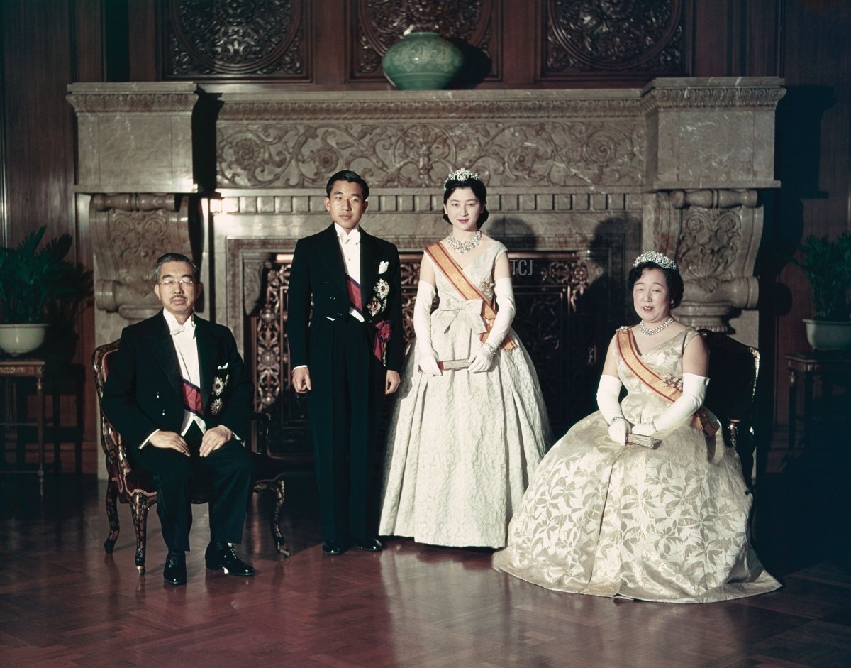 Questa foto del 10 aprile 1959 mostra l'Imperatore del Giappone Akihito (2° a sinistra) e l'Imperatrice Michiko (2ª a destra) posando per una fotografia con l'Imperatore Hirohito (a sinistra) e l'Imperatrice Nagako (a destra) dopo la cerimonia del Choken-no-gi, un giorno dopo la loro cerimonia di nozze al Palazzo Imperiale