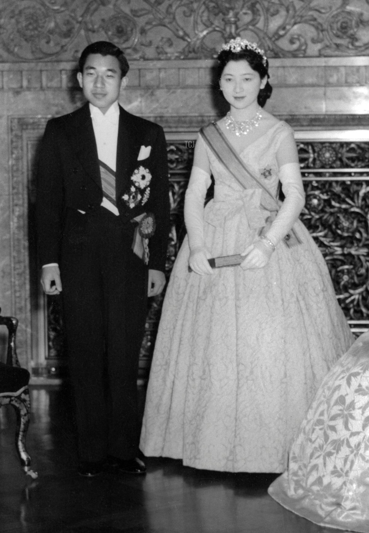 Questa foto del 10 aprile 1959 mostra l'Imperatore del Giappone Akihito (2° a sinistra) e l'Imperatrice Michiko (2ª a destra) posando per una fotografia con l'Imperatore Hirohito (a sinistra) e l'Imperatrice Nagako (a destra) dopo la cerimonia del Choken-no-gi, un giorno dopo la loro cerimonia di nozze al Palazzo Imperiale