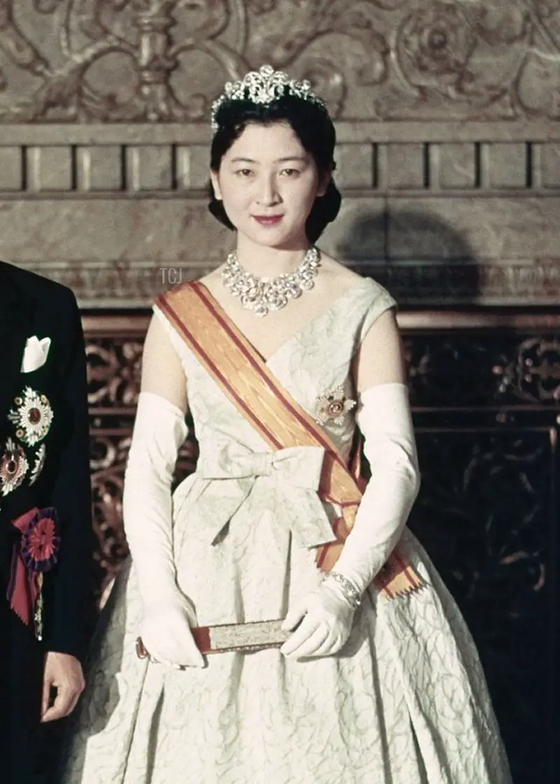 Questa foto del 10 aprile 1959 mostra l'Imperatore del Giappone Akihito (2° a sinistra) e l'Imperatrice Michiko (2ª a destra) posando per una fotografia con l'Imperatore Hirohito (a sinistra) e l'Imperatrice Nagako (a destra) dopo la cerimonia del Choken-no-gi, un giorno dopo la loro cerimonia di nozze al Palazzo Imperiale