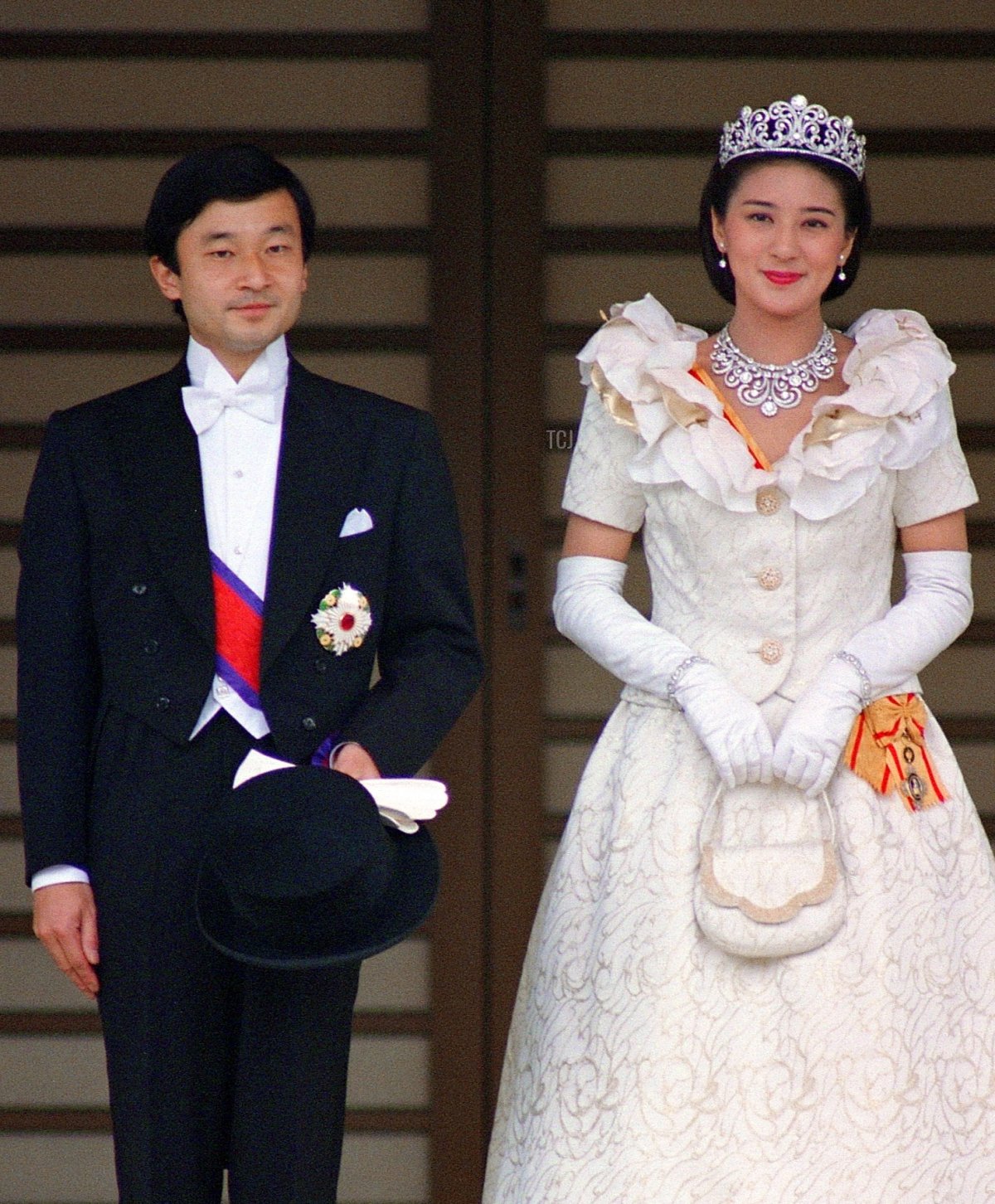 Il principe ereditario Naruhito (a sinistra) e sua moglie, la principessa ereditiera Masako posano per fotografie il 9 giugno 1993 dopo la loro cerimonia di matrimonio al Palazzo Imperiale di Tokyo