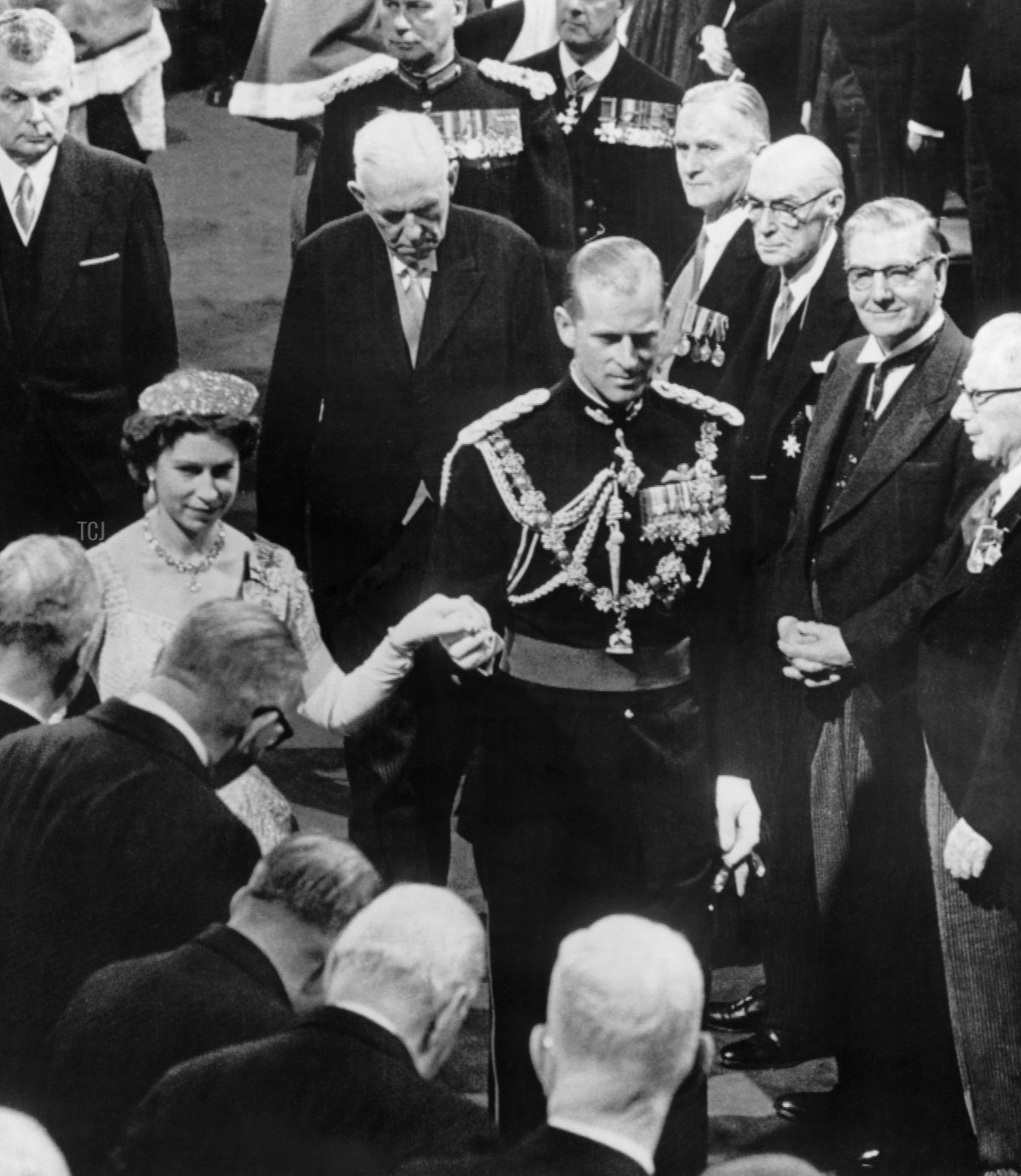 La regina britannica Elisabetta II e il principe Filippo, duca di Edimburgo (L) arrivano con il primo ministro canadese John Diefenbaker (sfondo a sinistra) per l'apertura del 23° Congresso Democratico a Ottawa il 14 ottobre 1957