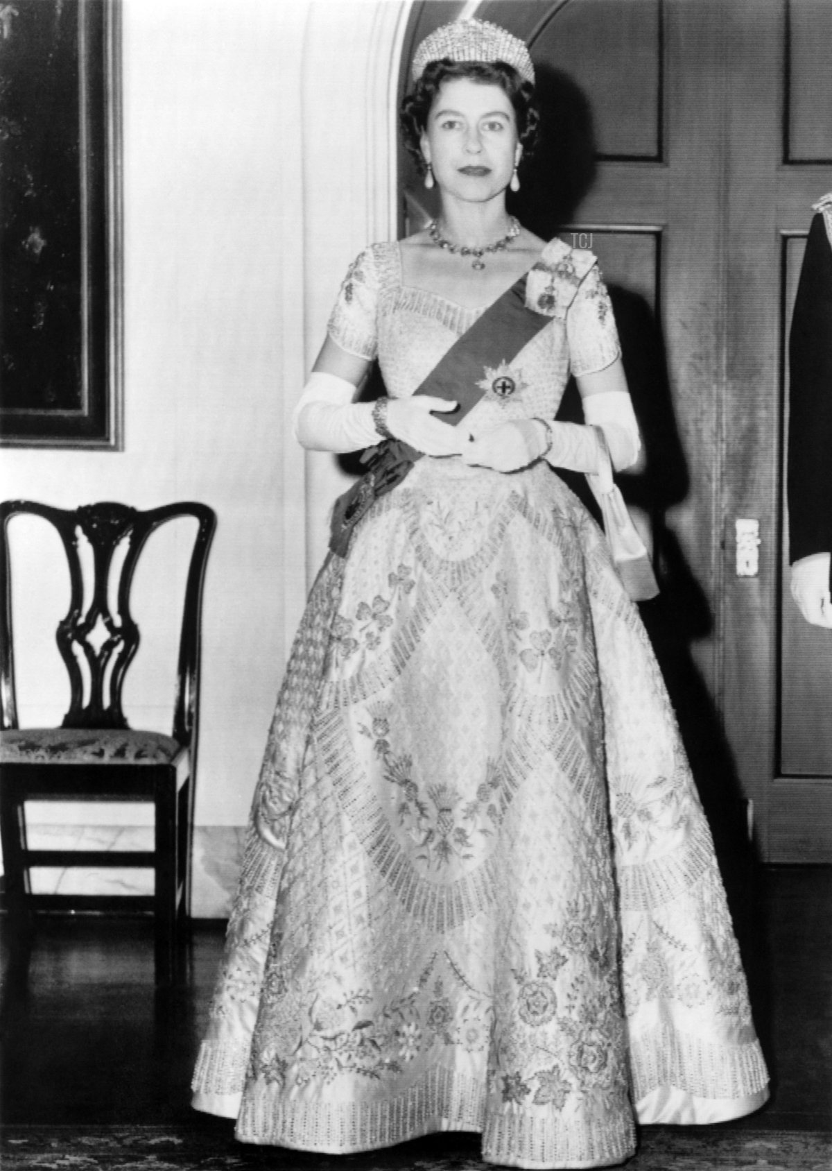 La regina Elisabetta II posa presso il palazzo del governo prima di partecipare alle cerimonie che segnano l'apertura del Parlamento a Ottawa il 14 ottobre 1957 durante una visita di Stato in Canada