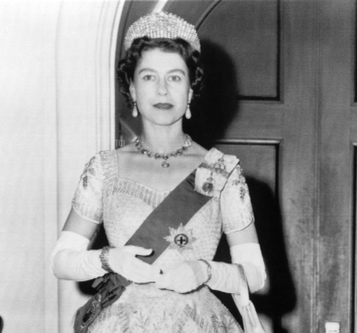 La regina Elisabetta II posa presso il palazzo del governo prima di partecipare alle cerimonie che segnano l'apertura del Parlamento a Ottawa il 14 ottobre 1957 durante una visita di Stato in Canada