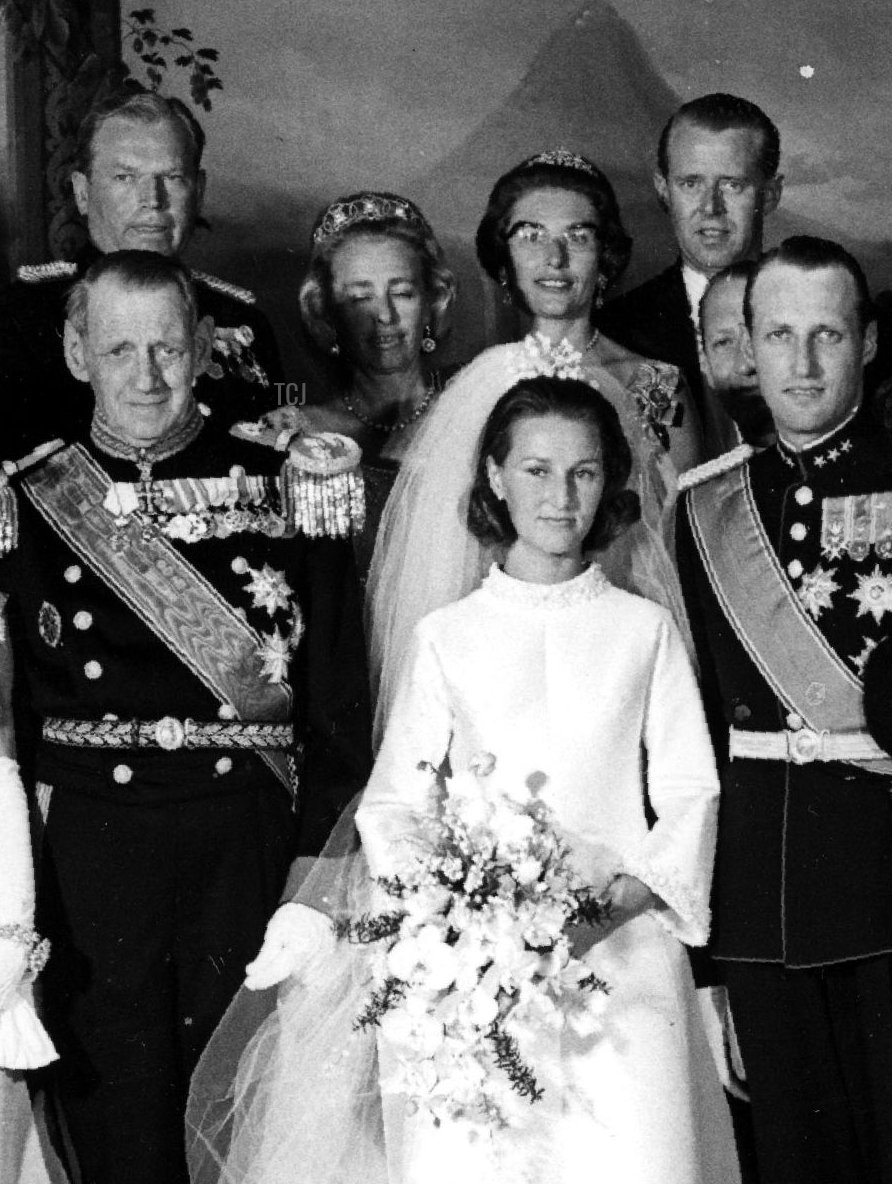 Un'immagine scattata il 29 agosto 1968 mostra il Principe Ereditario Harald di Norvegia e Sonja Haraldsen posare con gli ospiti al Palazzo Reale durante il loro matrimonio