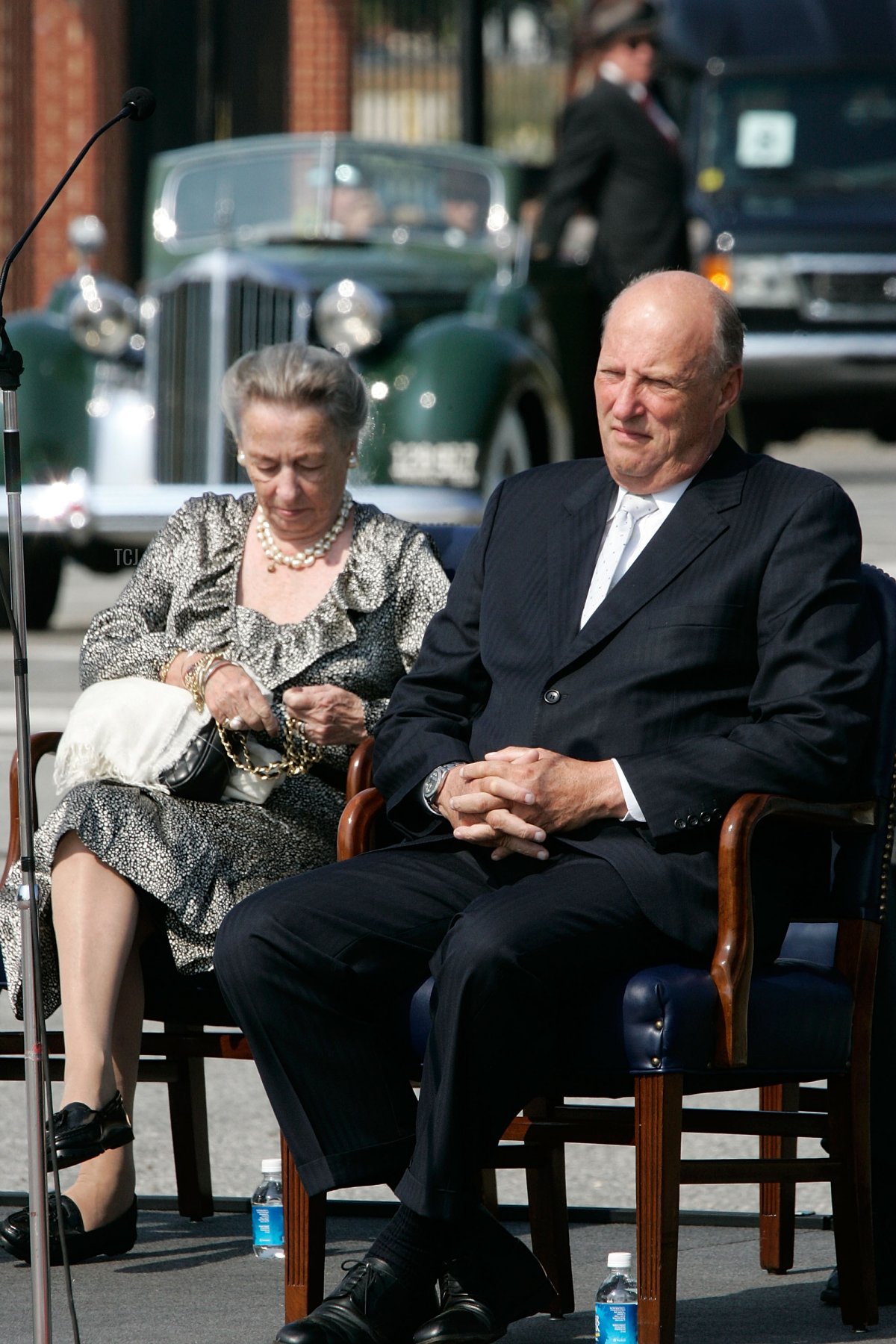 Il Re Harald V (a destra) e la Principessa Ragnhild (a sinistra) di Norvegia partecipano a una rievocazione della cerimonia del 1942 in cui gli Stati Uniti cedettero una nave alla Marina Reale Norvegese al Washington Navy Yard il 19 settembre 2005 a Washington, DC