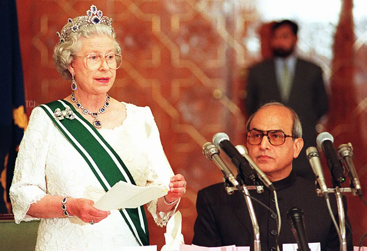 La Regina britannica in visita parla durante un banchetto ospitato dal Presidente del Pakistan Farooq Leghari (R) in suo onore presso la presidenza, qui il 07 ottobre 1997