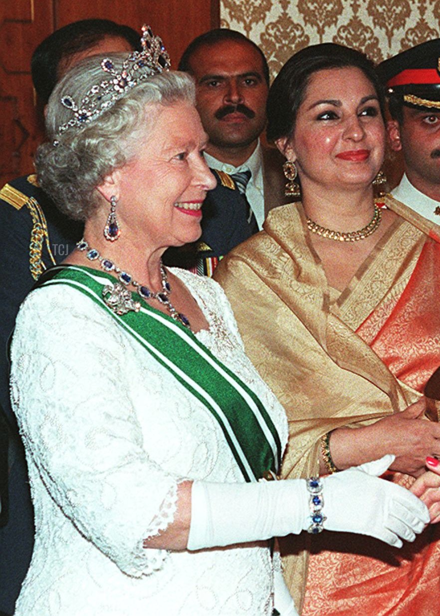 La Regina britannica in visita (L) stringe la mano al principale leader dell'opposizione pakistana Benazir Bhutto (R) durante la cena di banchetto, ospitata dal Presidente Farooq Leghari in onore della Regina, qui il 07 ottobre 1997