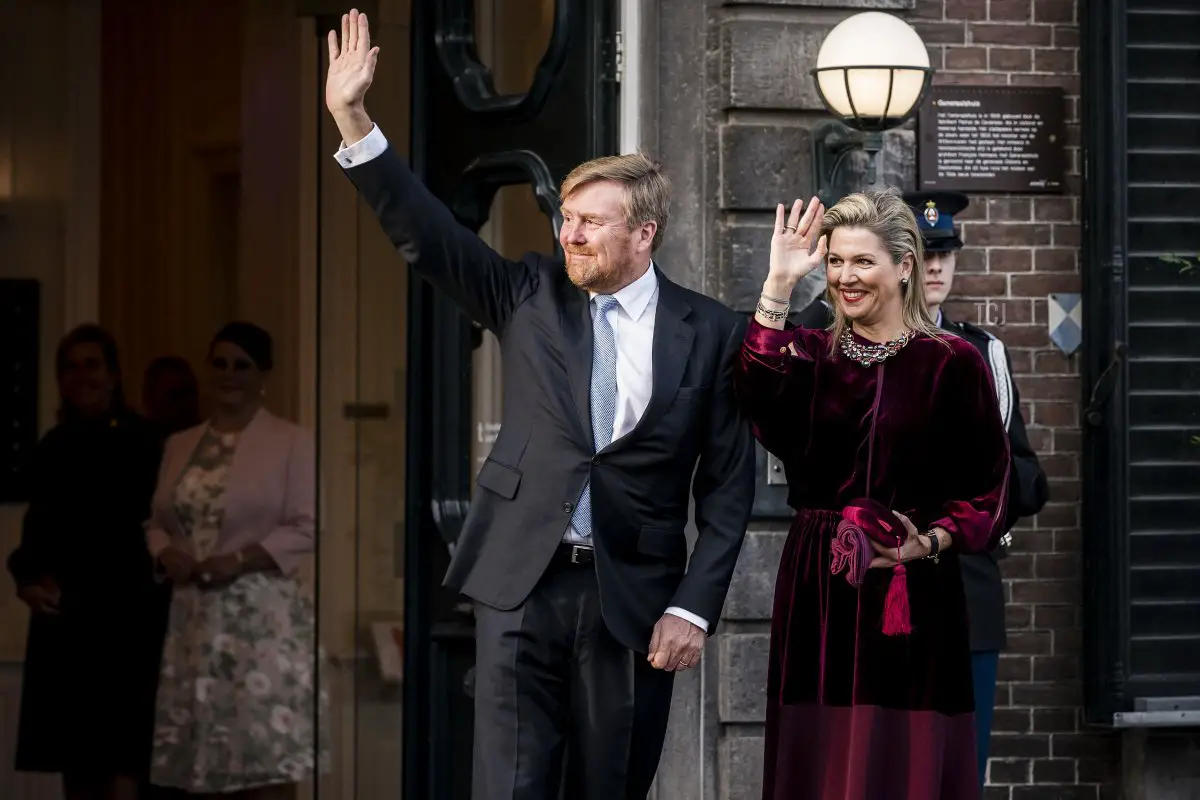 Il Re Willem-Alexander e la Regina Maxima arrivano al Theater aan het Vrijthof per il concerto del Giorno del Re a Maastricht l'11 aprile 2022