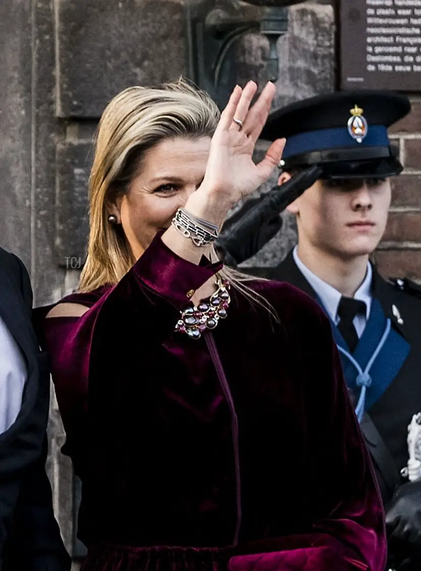 Il Re Willem-Alexander e la Regina Maxima arrivano al Theater aan het Vrijthof per il concerto del Giorno del Re a Maastricht l'11 aprile 2022