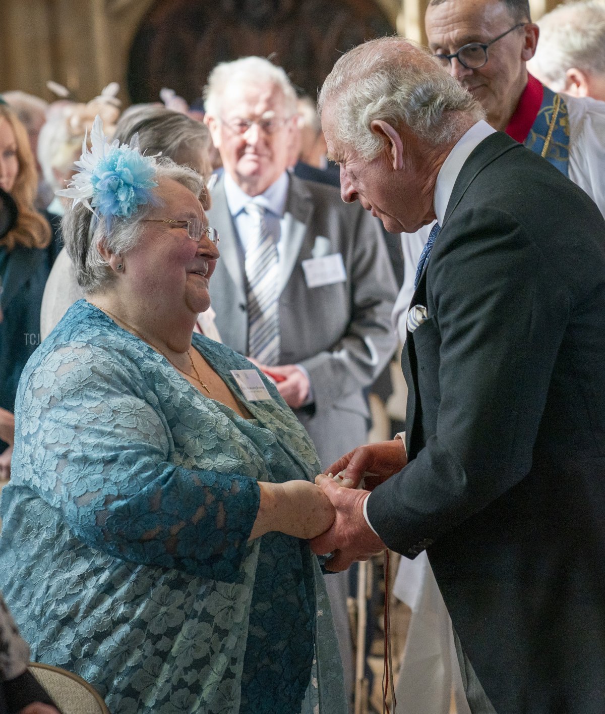 Principe Carlo, Principe di Galles, incontra membri della comunità mentre rappresenta la Regina Elisabetta II al Servizio Reale di Maundy nella Cappella di San Giorgio il 14 aprile 2022 a Windsor, Inghilterra