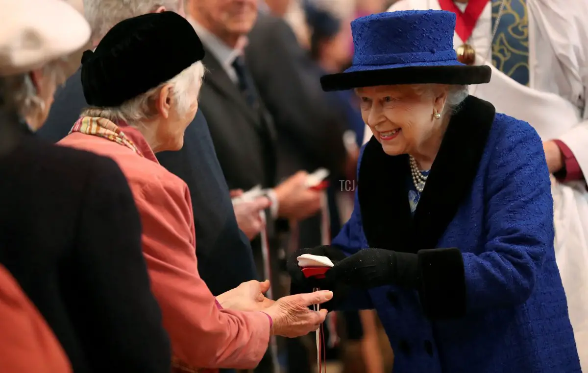 La Regina Elisabetta II distribuisce il denaro di Maundy durante il Servizio Reale di Maundy nella Cappella di San Giorgio a Windsor, a ovest di Londra, il 29 marzo 2018