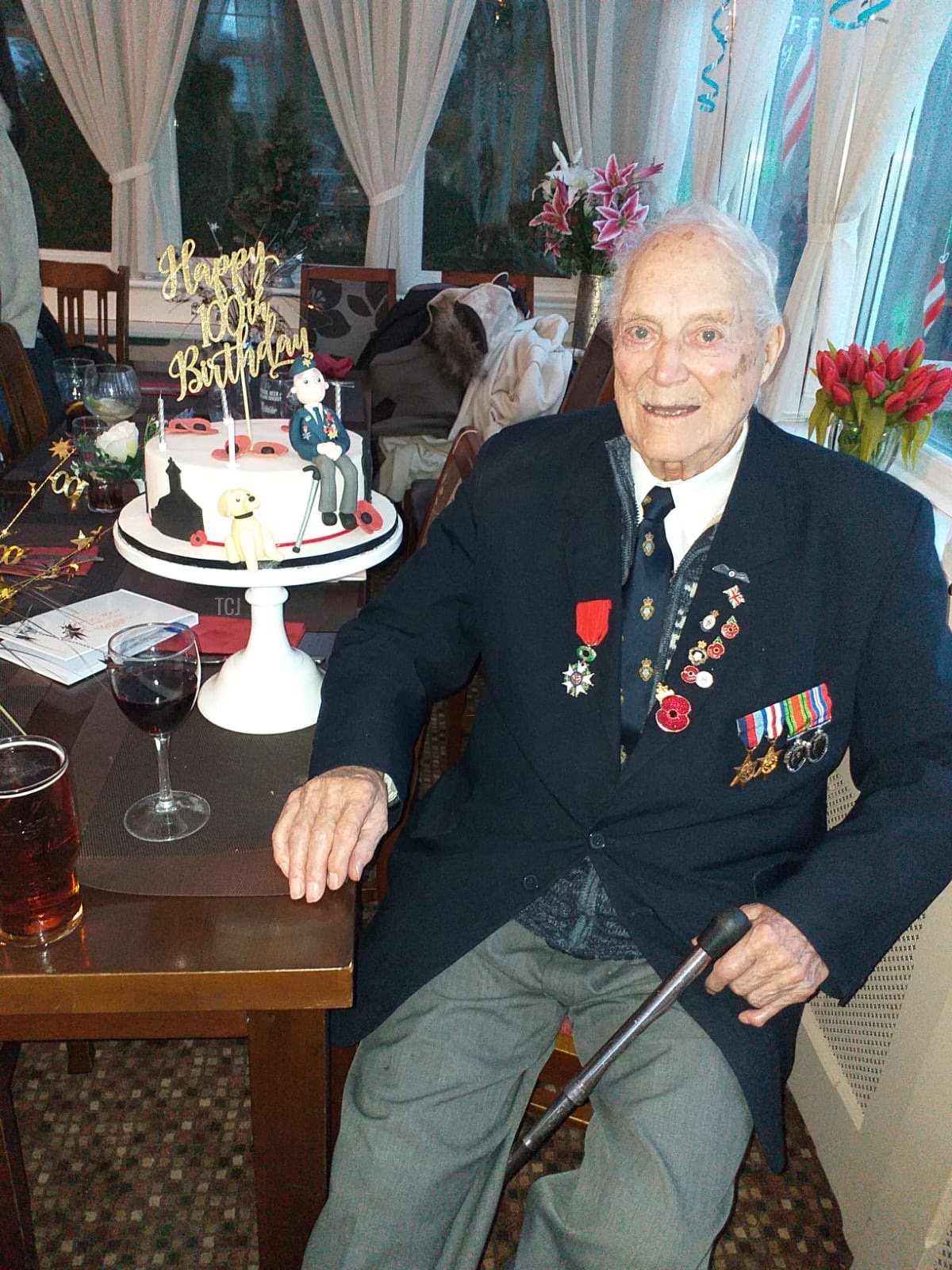 In questa foto diffusa da Buckingham Palace, Bill Allen, 100 anni, di Chelmsford. Bill era un corriere con il generale Montgomery nella Seconda Guerra Mondiale ed è un leale ambasciatore per la Royal British Legion. È stato uno dei 188 destinatari di una lettera dalla Regina Elisabetta II insieme al regalo di Maundy di una borsa di denaro specialmente coniato, solitamente consegnato di persona al Servizio Reale di Maundy nella Cappella di San Giorgio, Windsor Castle, il 9 aprile 2020 a Londra, Inghilterra