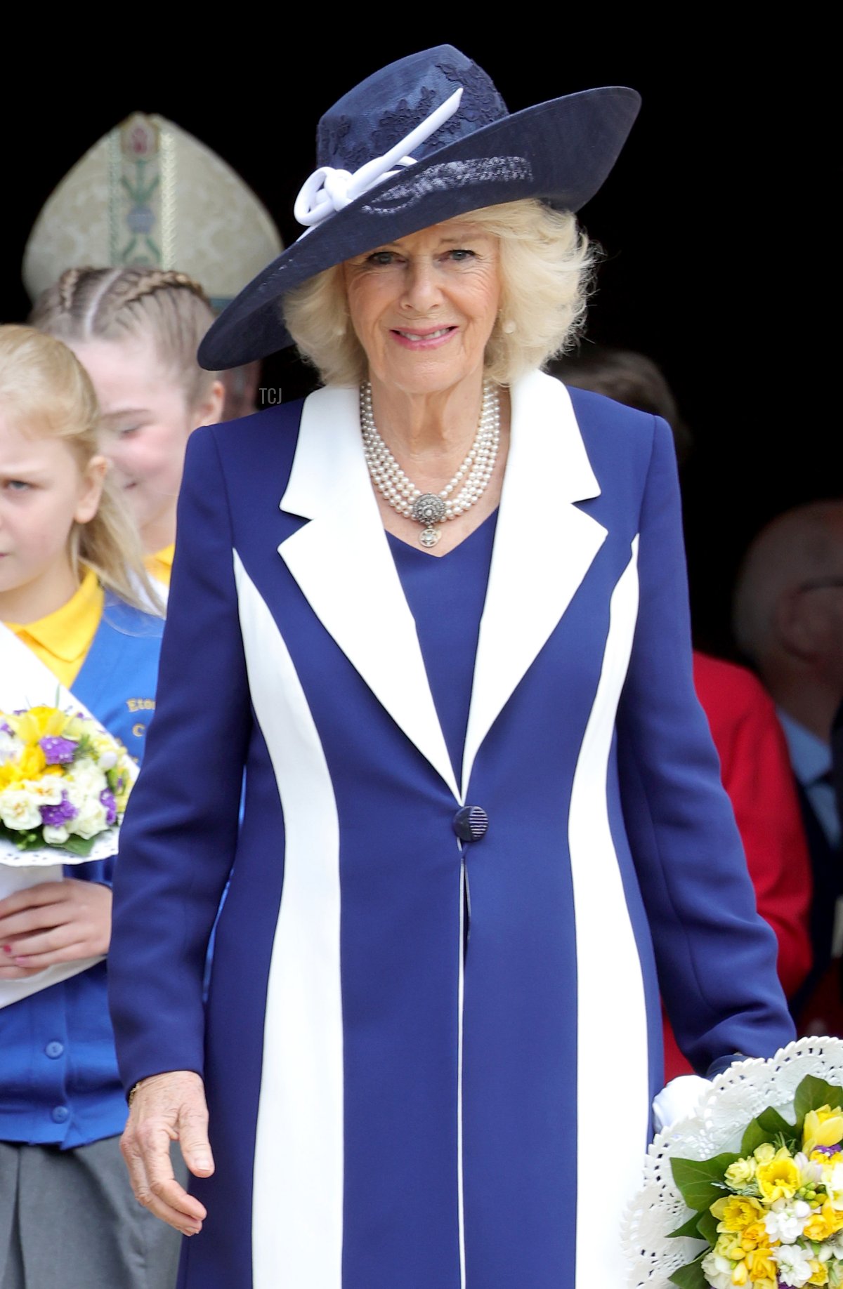 Camilla, Duchessa di Cornovaglia tiene un bouquet mentre partecipa al Servizio Reale di Maundy nella Cappella di San Giorgio il 14 aprile 2022 a Windsor, Inghilterra