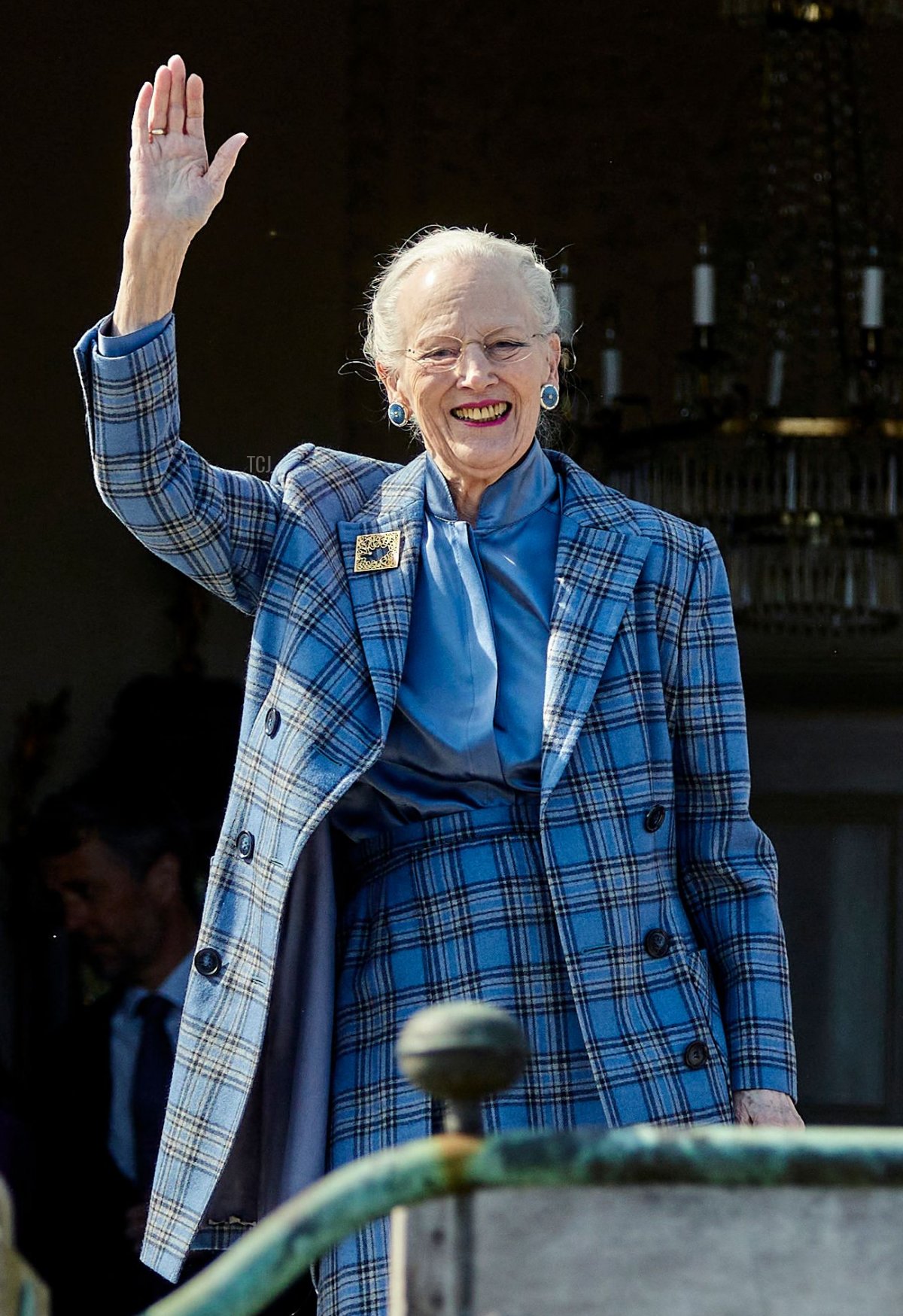 La regina danese Margrethe II saluta i benauguranti dal balcone del Castello di Marselisborg ad Aarhus, Danimarca, il 16 aprile 2022, in occasione del suo 82° compleanno