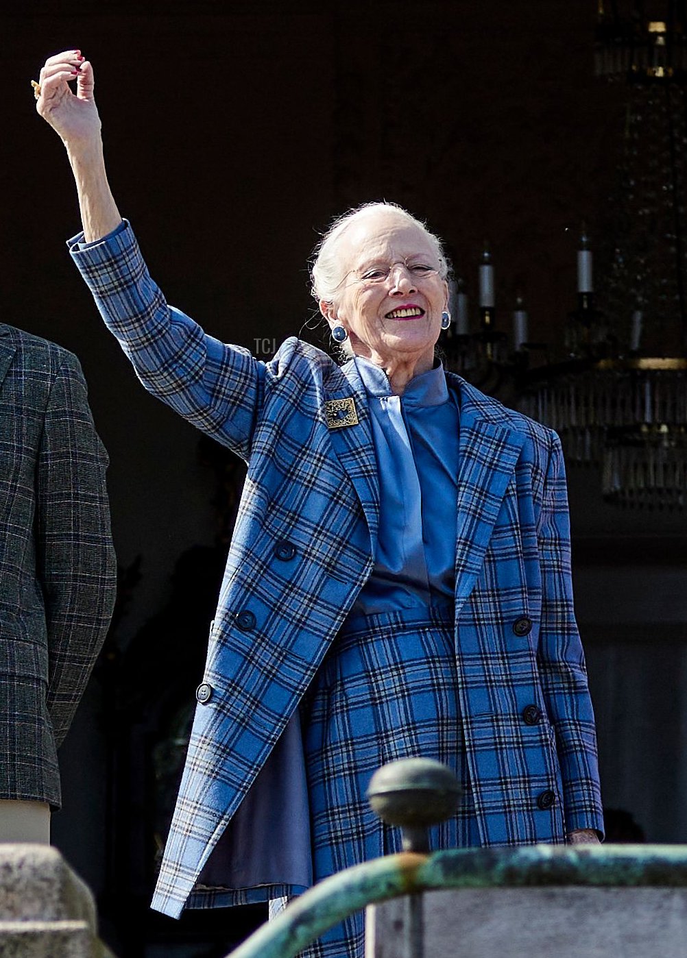 La regina danese Margrethe II saluta i benauguranti dal balcone del Castello di Marselisborg ad Aarhus, Danimarca, il 16 aprile 2022, in occasione del suo 82° compleanno