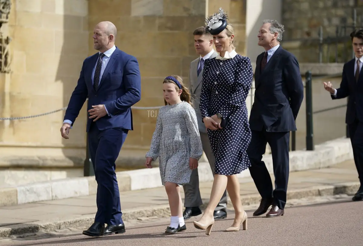 Mike Tindall (a sinistra) e Zara Tindall con la loro figlia Mia Tindall partecipano al servizio di Mattutino di Pasqua presso la Cappella di St George al Castello di Windsor il 17 aprile 2022 a Windsor, Inghilterra