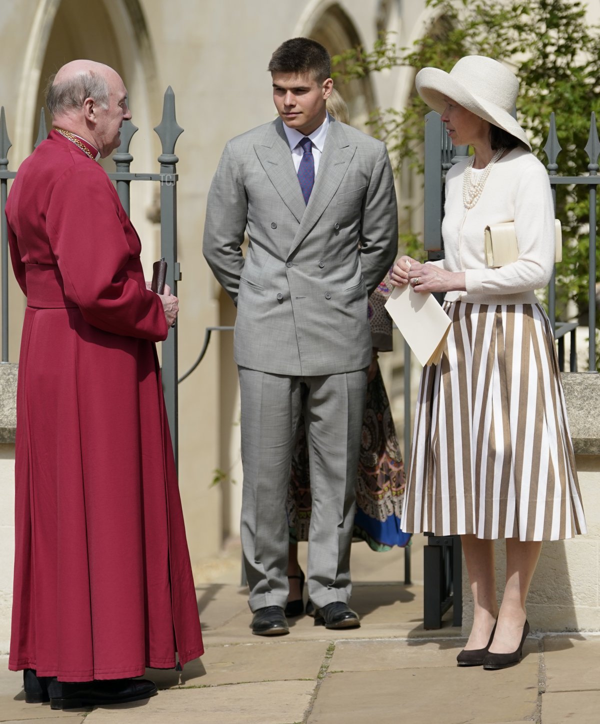 Lady Sarah Chatto (a destra) e suo figlio Arthur Chatto che parlano con il Decano di Windsor, Il Rev.mo David Conner, mentre escono dal servizio di Mattutino di Pasqua presso la Cappella di St George al Castello di Windsor il 17 aprile 2022 a Windsor, Inghilterra