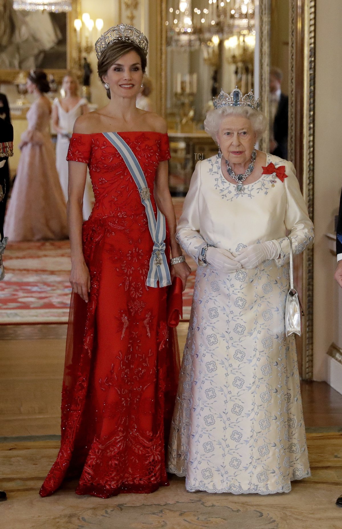 La regina del Regno Unito Elisabetta II e la regina Letizia di Spagna posano per una fotografia di gruppo prima di un banchetto di Stato a Buckingham Palace il 12 luglio 2017 a Londra, Inghilterra.