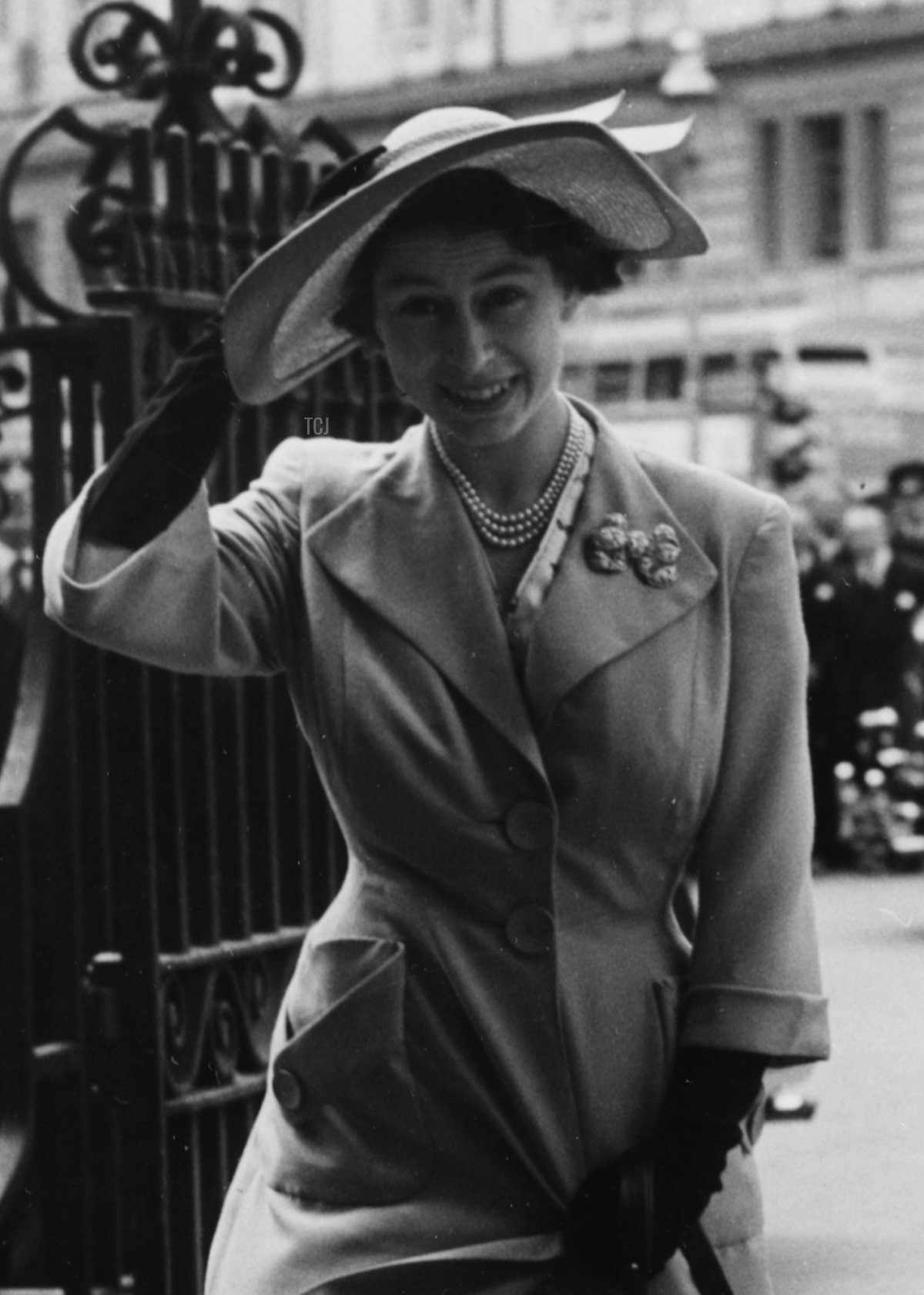 Principessa Elizabeth (sinistra) e sua madre, Regina consorte Elizabeth, entrambe che si tengono i cappelli mentre arrivano all'Abbazia di Westminster per il matrimonio di Lady Caroline Montagu-Douglas-Scott con Ian Bedworth Gilmour, Londra, 10 luglio 1951