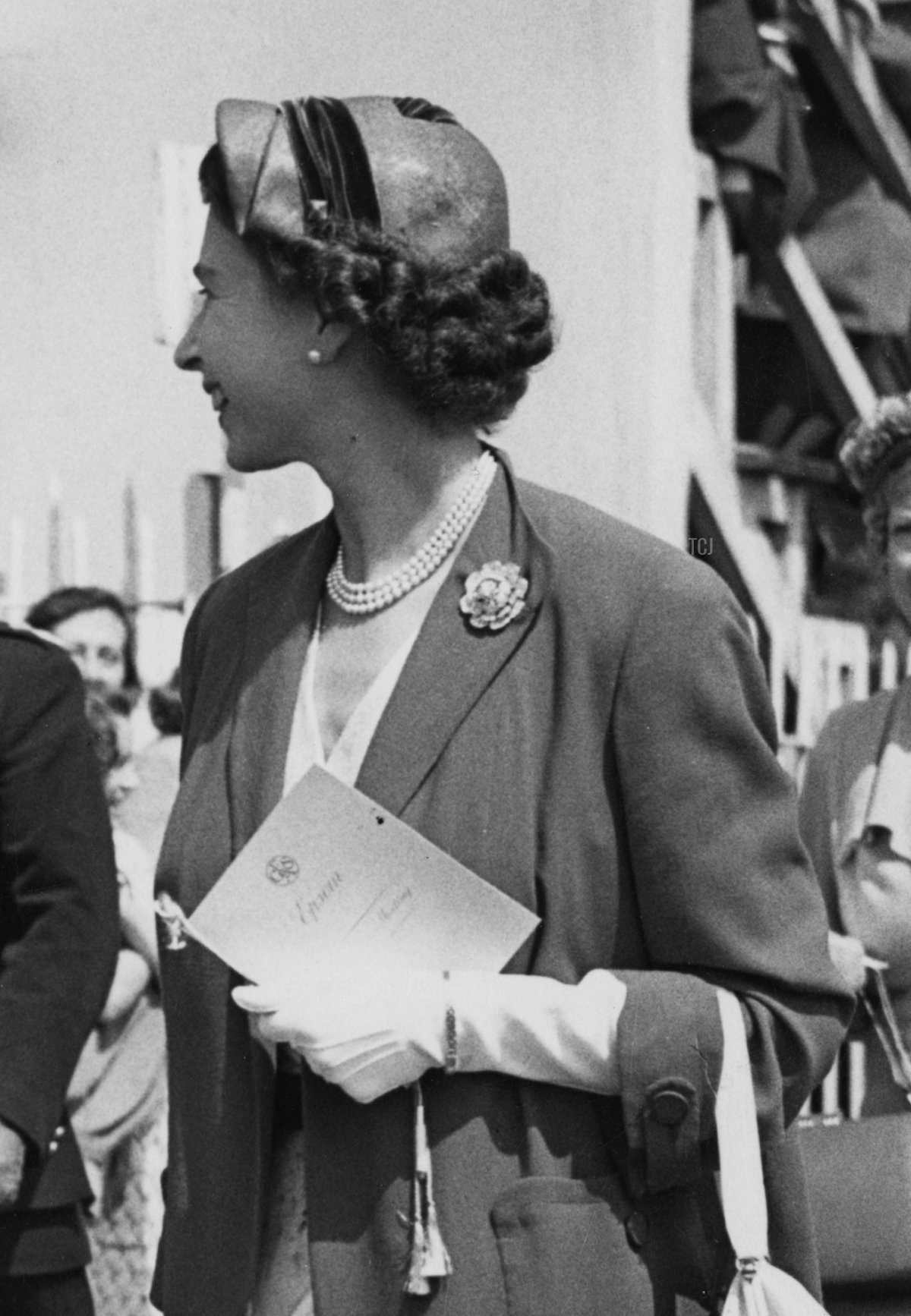 Regina Elisabetta II è ritratta in occasione della Giornata delle Donne all'Epsom Downs Racecourse nel Surrey il 4 giugno 1954 (Les Lee/Central Press/Hulton Archive/Getty Images)