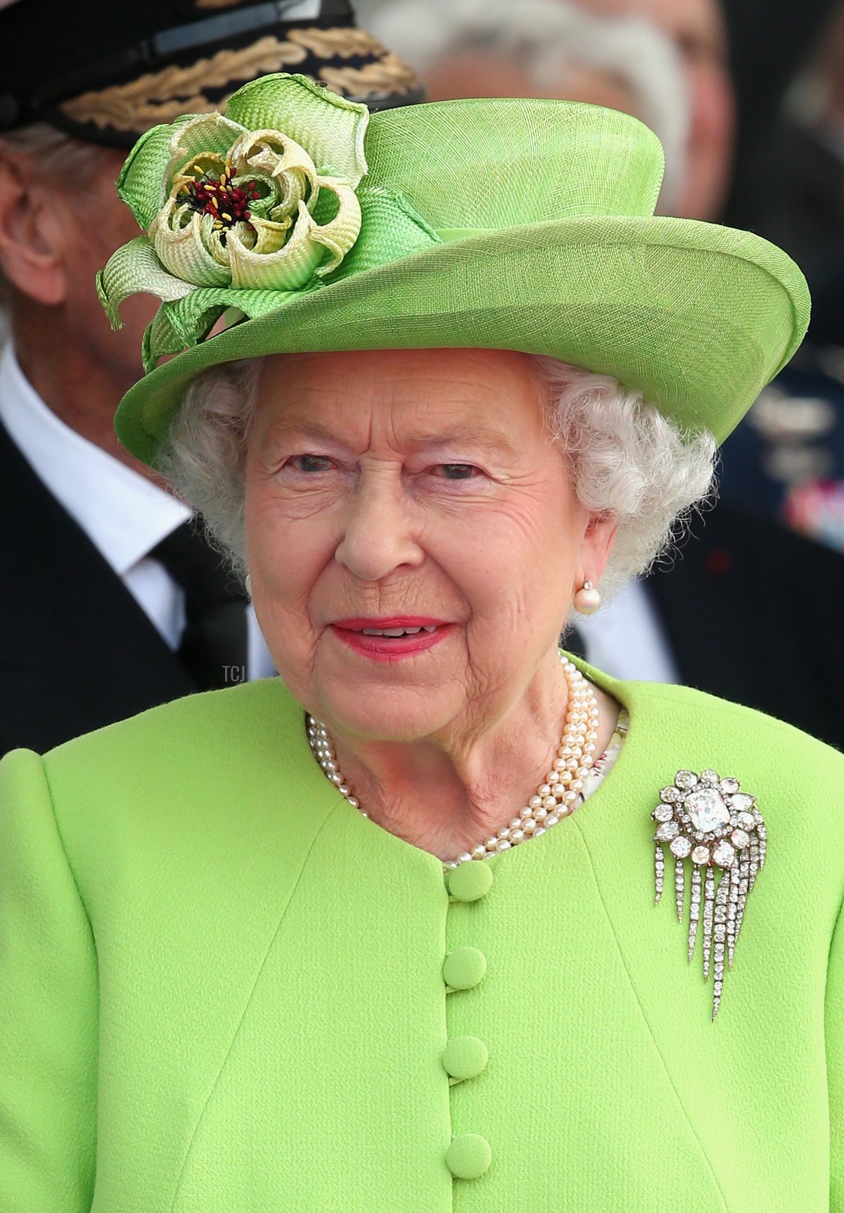 La regina Elisabetta II osserva una cerimonia per commemorare il 70° anniversario del D-Day alla Sword Beach il 6 giugno 2014 a Ouistreham, Francia