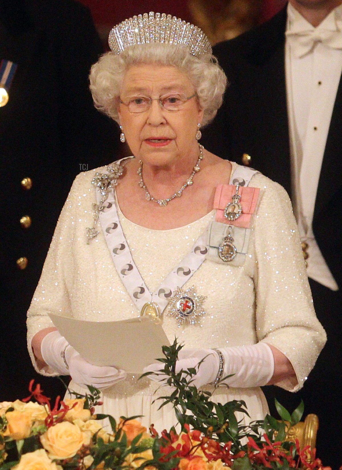 La regina Elisabetta II (R) pronuncia un discorso mentre il presidente del Sudafrica Jacob Zuma (L) ascolta all'inizio del banchetto di Stato a Buckingham Palace a Londra il 3 marzo 2010