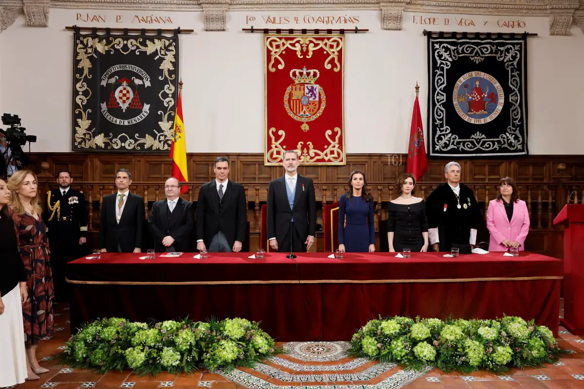 Il sindaco di Alcala de Henares Javier Rodriguez, il Ministro della Cultura e dello Sport di Spagna Miquel Iceta, il Primo Ministro di Spagna Pedro Sanchez, il Re Felipe VI di Spagna e la Regina Letizia di Spagna, insieme a Isabel Diaz Ayuso e Jose Vicente Saz, posano durante la cerimonia del Premio Cervantes all'Università di Alcalá il 22 aprile 2022