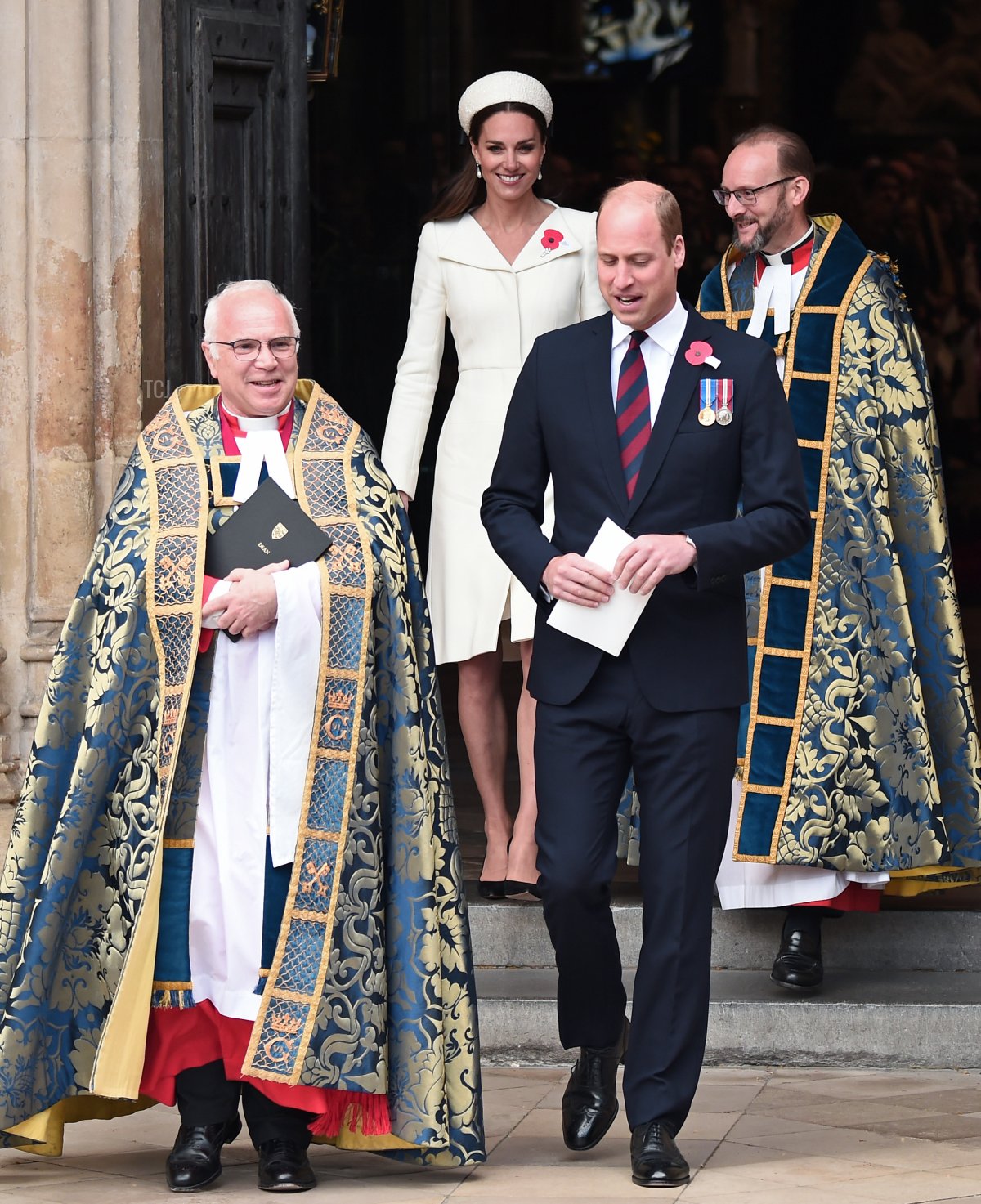 Il Duca di Cambridge, William, e la Duchessa di Cambridge, Catherine, lasciano la cerimonia di commemorazione e ringraziamento come parte dei servizi del Giorno di ANZAC all'Abbazia di Westminster il 25 aprile 2022 a Londra, Inghilterra