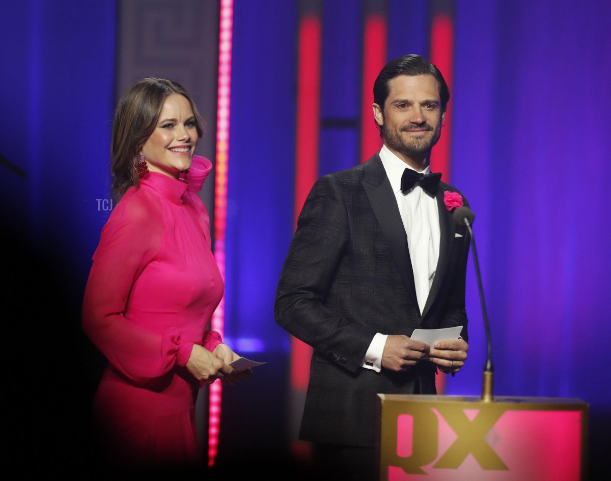 La Principessa Sofia e il Principe Carl Philip consegnano un premio durante il QX Gay Gala al Cirkus a Stoccolma, Svezia, 25 aprile 2022