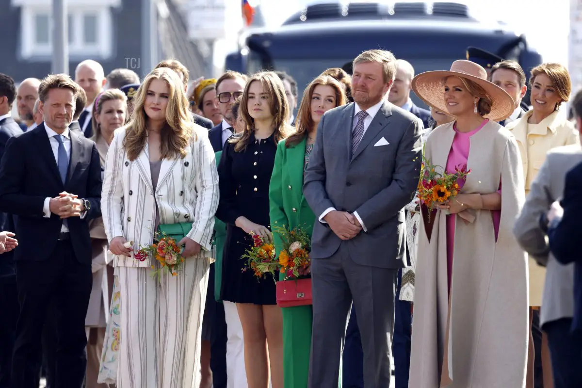 Re Guglielmo Alessandro (2nd R) dei Paesi Bassi, Regina Maxima (R) e principesse Ariane (3rd L), Alexia (C) e Amalia (L) partecipano a un raduno per il Giorno del Re a Maastricht, il 27 aprile 2022