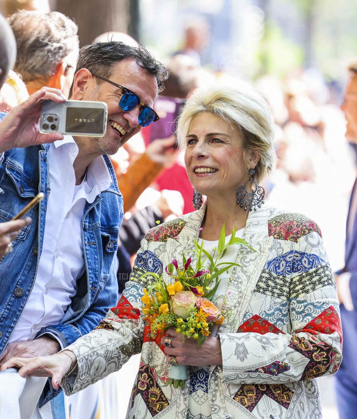 Principessa Laurentien posa per un selfie durante il Giorno del Re a Maastricht, il 27 aprile 2022