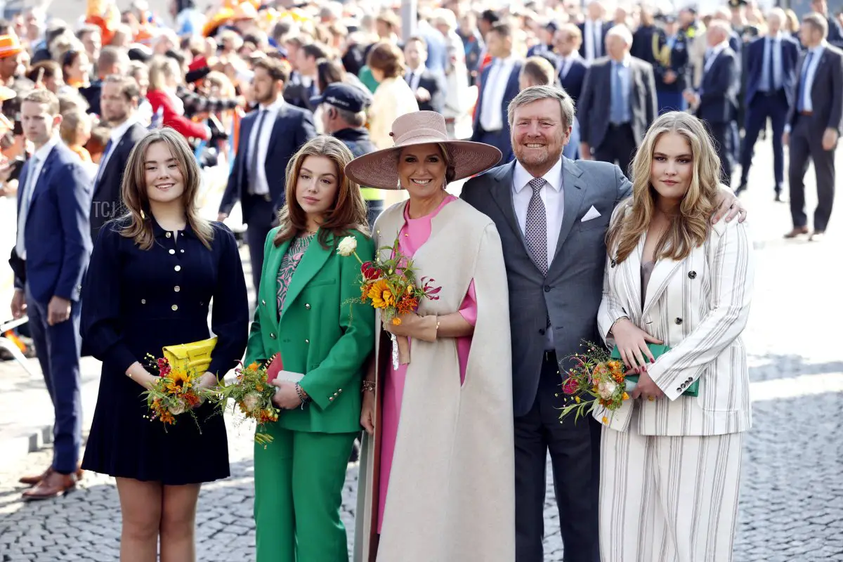 Re Guglielmo Alessandro (2nd R) dei Paesi Bassi, Regina Maxima (C) e principesse Ariane (L), Alexia (2nd L) e Amalia (R) partecipano a un raduno per il Giorno del Re a Maastricht, il 27 aprile 2022