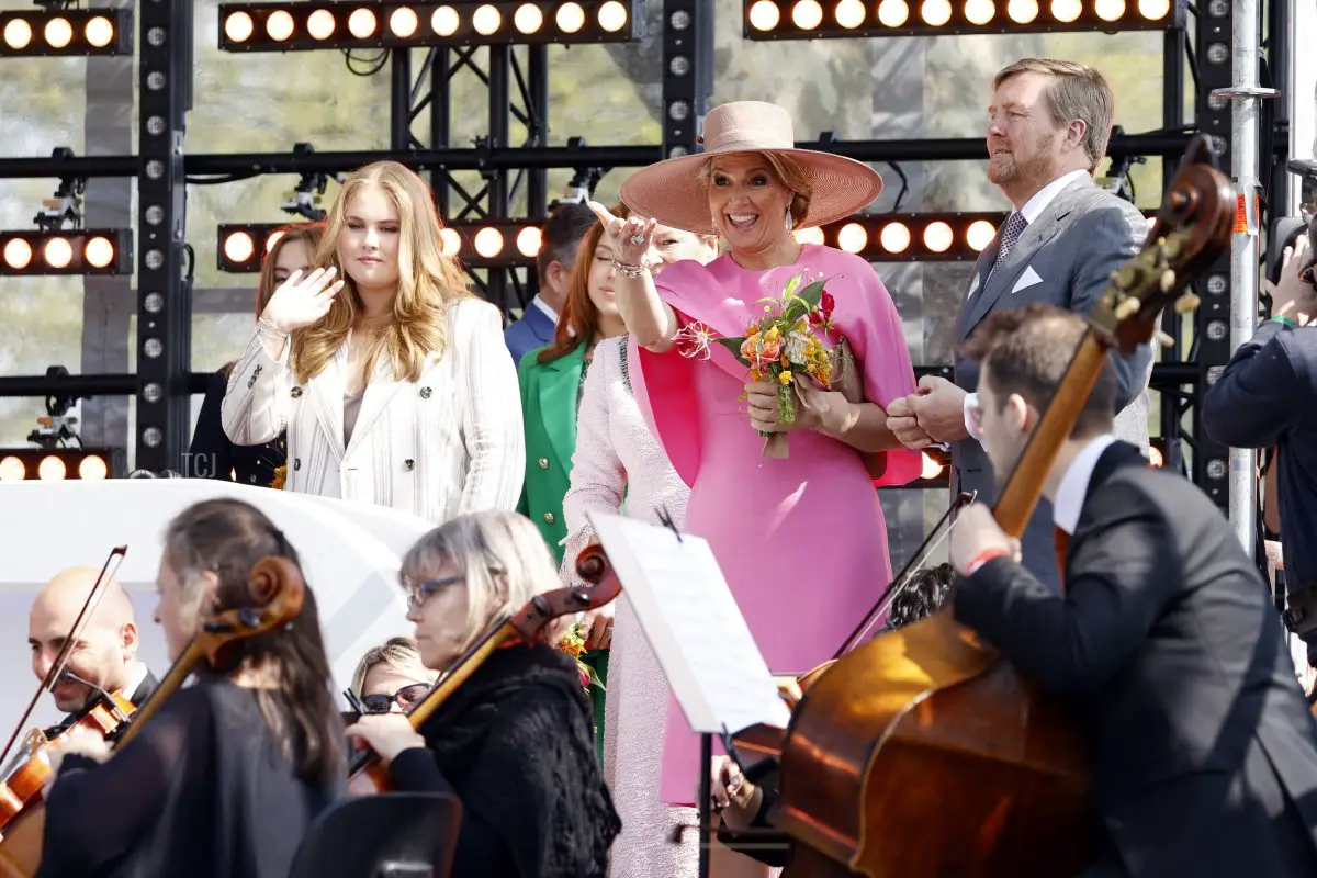 Re Guglielmo Alessandro (R), Regina Maxima (2nd - R) principesse Amalia, Alexia e Ariane ascoltano una performance musicale durante il Giorno del Re a Maastricht, il 27 aprile 2022