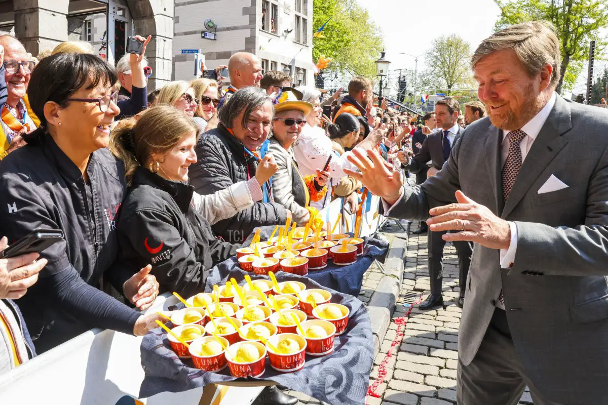 Re Guglielmo Alessandro viene servito un gelato durante il Giorno del Re a Maastricht, il 27 aprile 2022