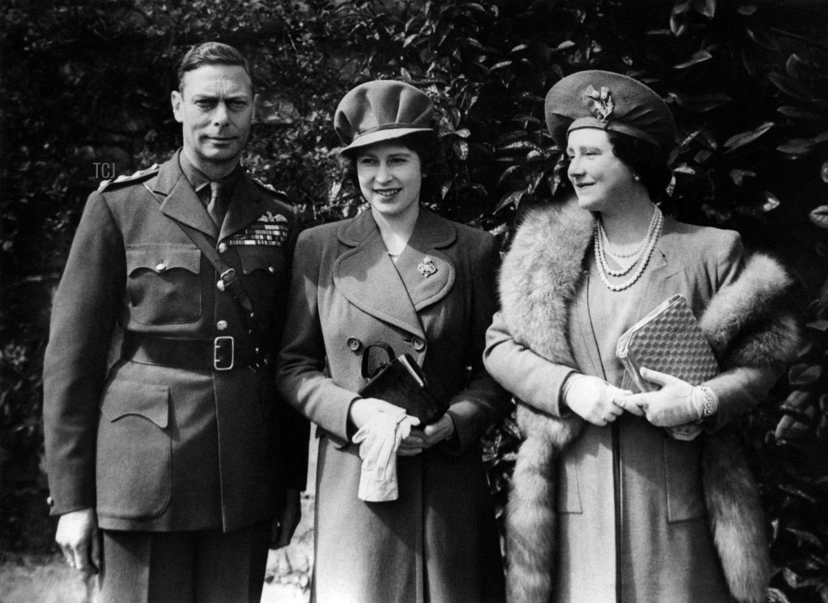 La Regina Madre Elisabetta Bowes-Lyon (a destra) e il Re Giorgio VI posano con la figlia Principessa Elisabetta il 21 aprile 1944, mentre celebrano il suo 18° compleanno al Castello di Windsor