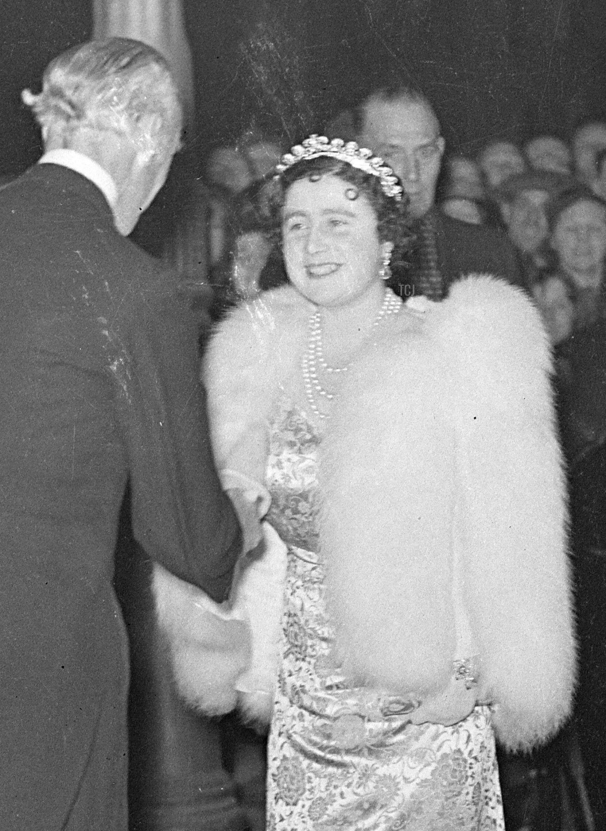 La Regina Elisabetta del Regno Unito (in seguito Regina Madre) indossa la Cartier Halo Tiara per una speciale rappresentazione di Macbeth al Old Vic a beneficio del Fondo del Centenario del Kings College Hospital, novembre 1937