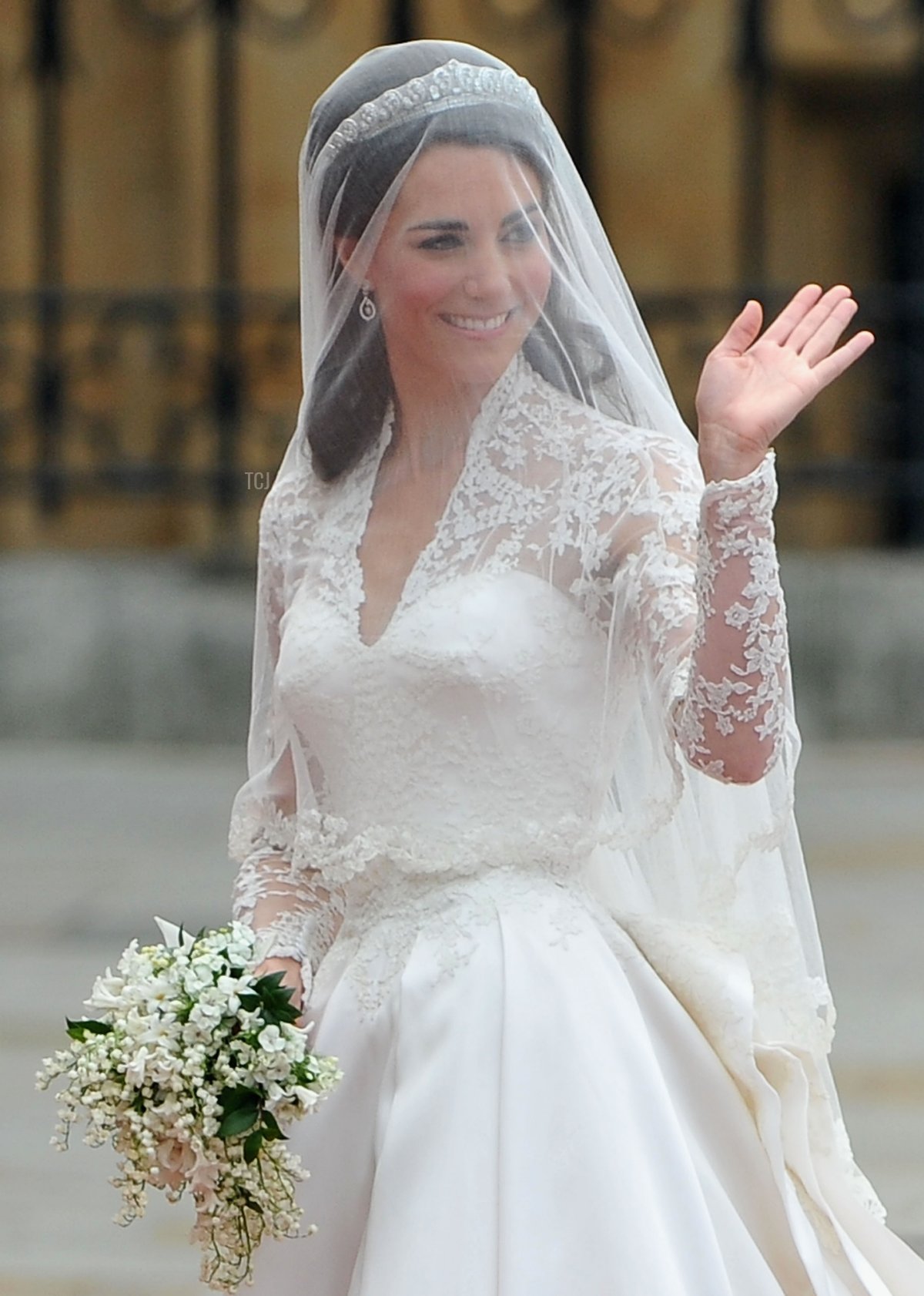 Catherine Middleton saluta la folla prima di entrare nell'Abbazia per partecipare al matrimonio reale del Principe William con Catherine Middleton il 29 aprile 2011 a Londra, Inghilterra