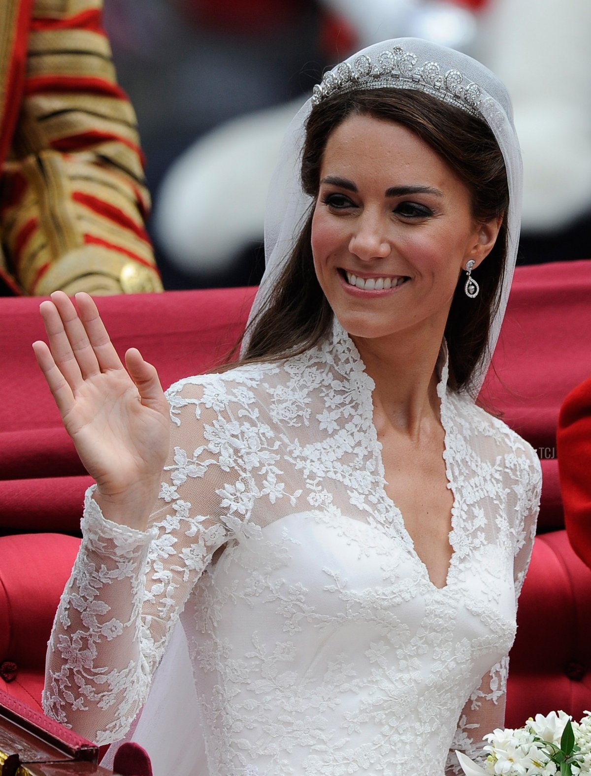 Catherine, Duchessa di Cambridge saluta mentre viaggia accanto al marito Principe William, Duca di Cambridge nella carrozza di Stato del 1902 sulla strada verso Buckingham Palace dopo la cerimonia nuziale il 29 aprile 2011 a Londra, Inghilterra