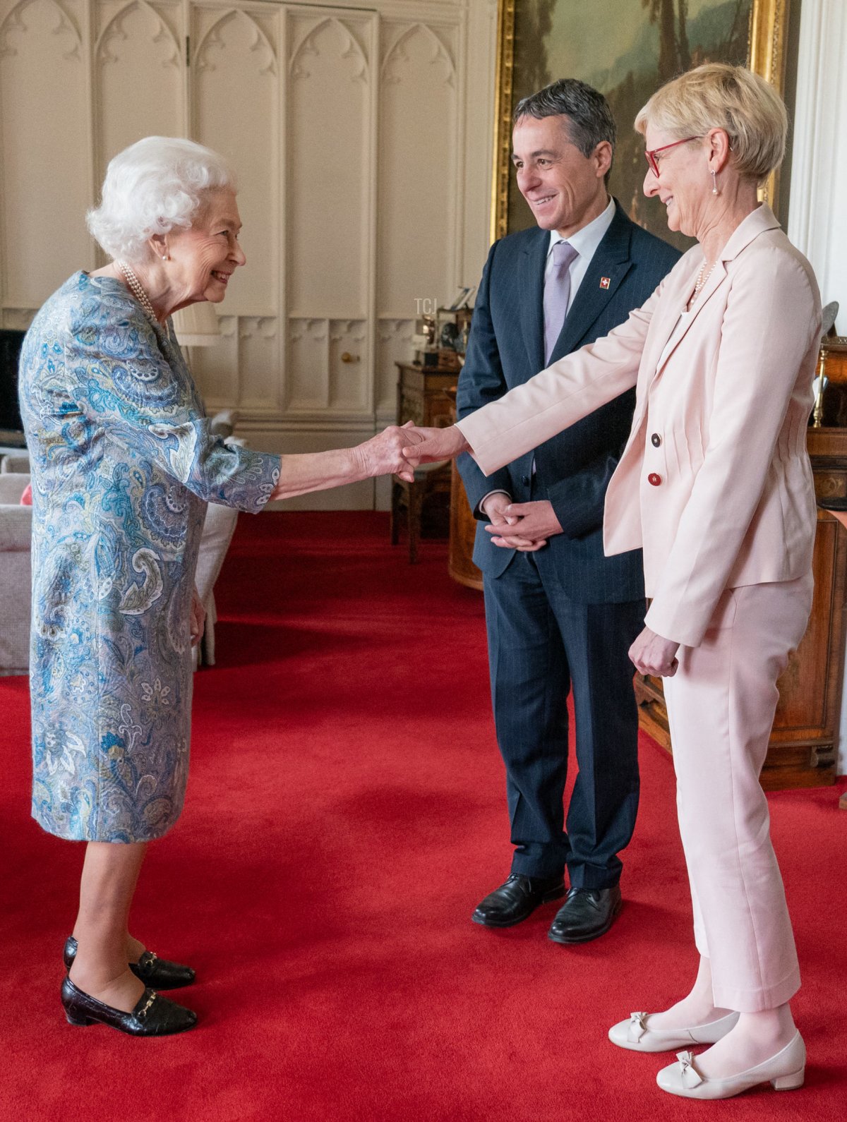 La regina britannica Elisabetta II saluta il presidente della Svizzera Ignazio Cassis (C) e sua moglie Paola Cassis, durante un'udienza al Castello di Windsor, a ovest di Londra il 28 aprile 2022