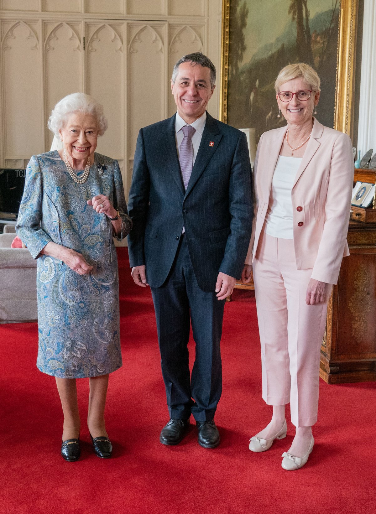 La regina britannica Elisabetta II posa per una foto durante un'udienza con il presidente della Svizzera Ignazio Cassis (C) e sua moglie Paola Cassis, al Castello di Windsor, a ovest di Londra il 28 aprile 2022