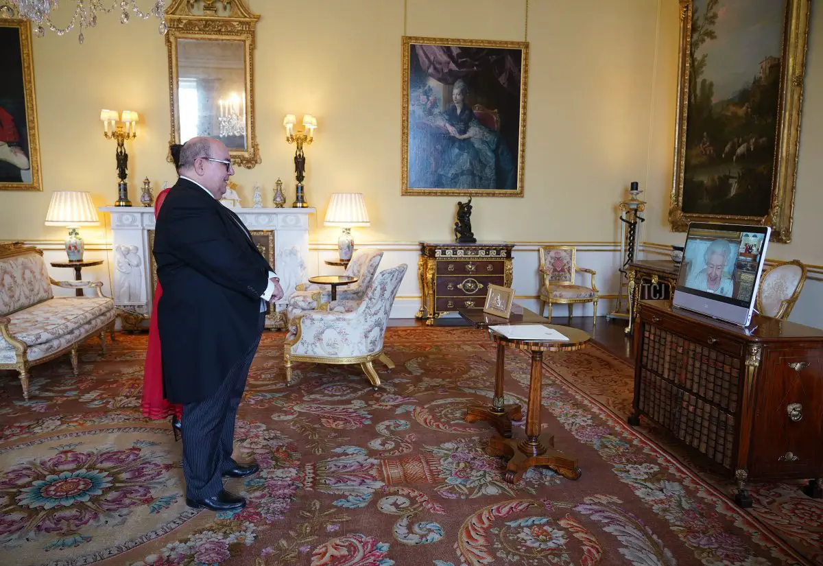 La regina Elisabetta II, residente al Castello di Windsor, appare su uno schermo tramite videolink, durante un'udienza virtuale per ricevere il Dott. Emmanuel Mallia, alto commissario per la Repubblica di Malta, e sua moglie Elena Codruta, a Buckingham Palace il 29 aprile 2022 a Londra, in Inghilterra