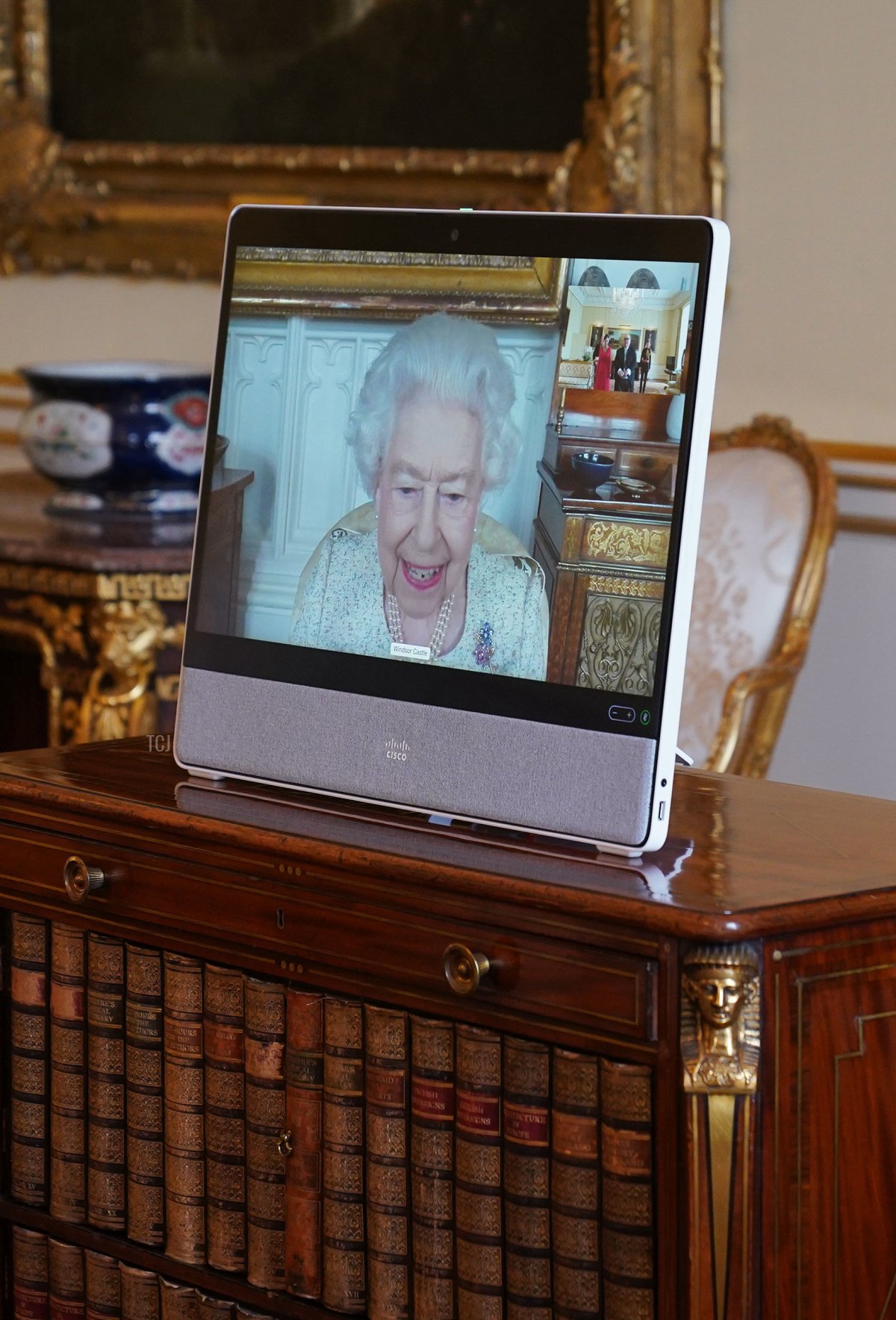 La regina Elisabetta II, residente al Castello di Windsor, appare su uno schermo tramite videolink, durante un'udienza virtuale per ricevere il Dott. Emmanuel Mallia, alto commissario per la Repubblica di Malta, e sua moglie Elena Codruta, a Buckingham Palace il 29 aprile 2022 a Londra, in Inghilterra