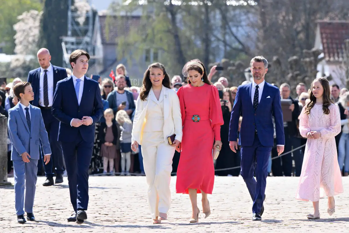 Da sinistra a destra: principe Vincent di Danimarca, principe Christian, principessa Isabella, principessa ereditaria Mary di Danimarca, principe ereditario Frederik di Danimarca e principessa Josephine arrivano per la conferma della principessa Isabella a Fredensborg, Danimarca, il 30 aprile 2022