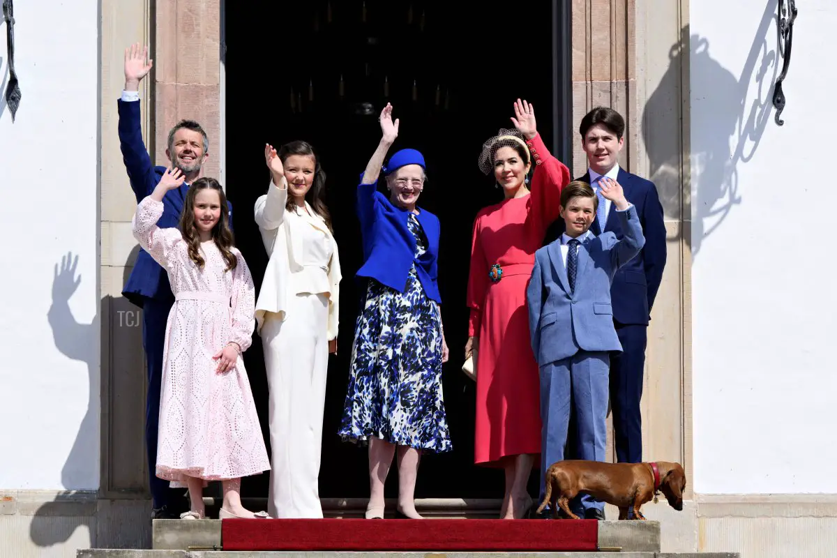 Da sinistra a destra: principe ereditario Frederik di Danimarca, principessa Josephine, principessa Isabella, regina Margrethe II di Danimarca, principessa ereditaria Mary, principe Vincent e principe Christian posano per una foto di famiglia prima della conferma della principessa Isabella presso la chiesa del castello di Fredensborg, Danimarca, il 30 aprile 2022