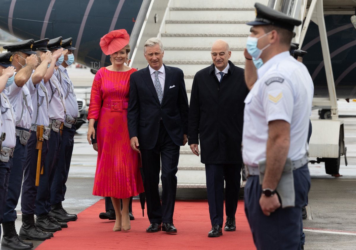 La Regina Mathilde del Belgio e il Re Philippe - Filip del Belgio ritratti all'arrivo all'aeroporto di Atene durante il primo giorno della visita di stato di tre giorni della coppia reale belga in Grecia, lunedì 02 maggio 2022, ad Atene