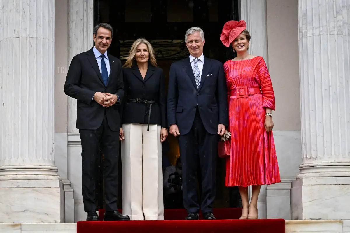 Il Re dei Belgi Philippe (2° da destra) e la Regina Mathilde (destra) posano per una foto con il Primo Ministro greco Kyriakos Mitsotakis (sinistra) e sua moglie Mareva Grabowski (2° a sinistra) prima del loro incontro durante la visita ufficiale della coppia reale in Grecia, ad Atene il 2 maggio 2022